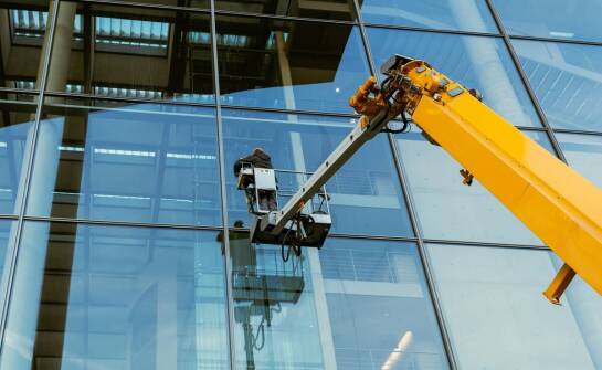 Mycie okien na wysokościach – jak zapewniamy bezpieczeństwo pracy?