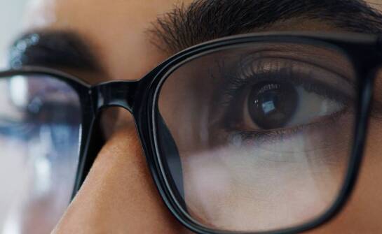 Jakie są różnice między standardowymi a progresywnymi okularami korekcyjnymi?