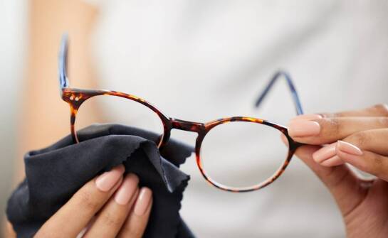 Jakie akcesoria do okularów warto wybrać w salonie optycznym?