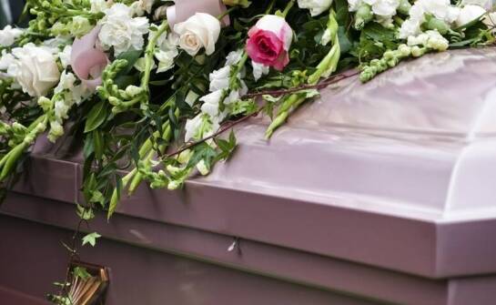 Jak zakład pogrzebowy organizuje transport prochów po kremacji?