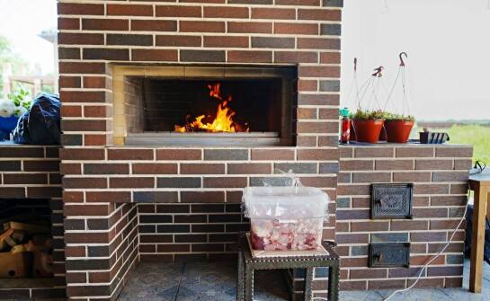Wędzarnia ze starej cegły jako element dekoracyjny w ogrodzie