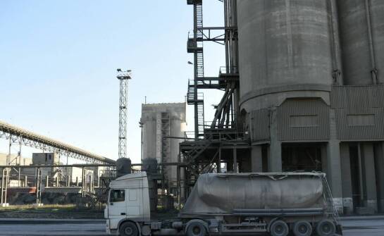 Transport kruszyw na plac budowy – jak optymalizować procesy logistyczne?