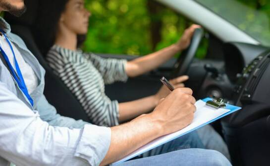 Jakie są różnice między kategorią B a innymi kategoriami prawa jazdy?