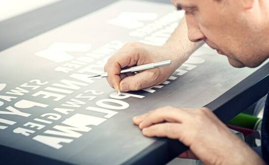 Jak formowanie plexi wpływa na produkcję nowoczesnych tablic informacyjnych?