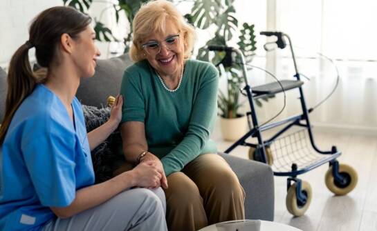 Seniorenbetreuung rund um die Uhr - Wie sorgt man für Sicherheit im Haus?