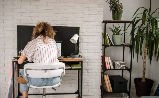 Masaż work-site w domu - jak wpływa na samopoczucie pracujących zdalnie