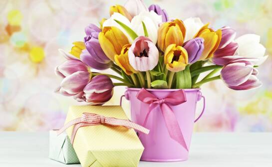 Upominki dołączane do kwiatów – jak wybrać odpowiednie na różne okazje?