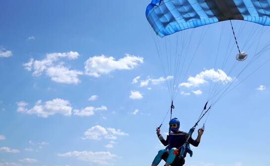 Nowoczesne samoloty turbinowe: Bezpieczne podniebne przygody w skokach spadochronowych