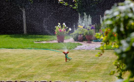Porównanie tradycyjnych i nowoczesnych systemów nawadniających