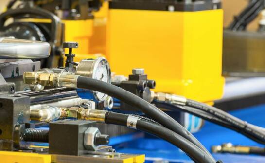 Proces dorabiania przewodów hydraulicznych stalowych w kontekście przemysłu ciężkiego