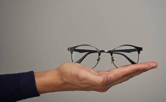 Jak odpowiednio dbać o swoje okulary korekcyjne, aby służyły dłużej?