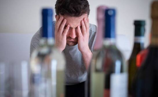 Dlaczego warto skorzystać z detoksu alkoholowego z dojazdem do domu pacjenta?