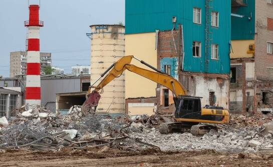 Profesjonalne rozbiórki budynków z zastosowaniem koparko-ładowarki