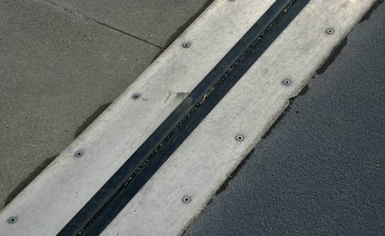 Jakie są najczęstsze błędy przy projektowaniu obudowy kanałów melioracyjnych?