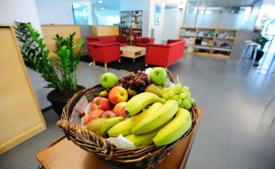 Kompozycje owocowe do firm – jak wpływają na motywację zespołu?