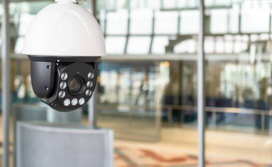 Instalacja elektronicznych systemów zabezpieczeń przez firmę ochroniarską