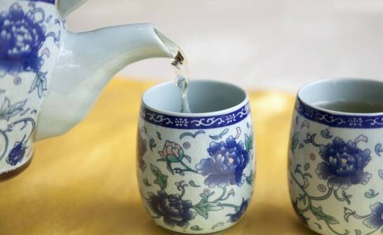 Jakie naczynia najlepiej podkreślają smak herbat zielonych?