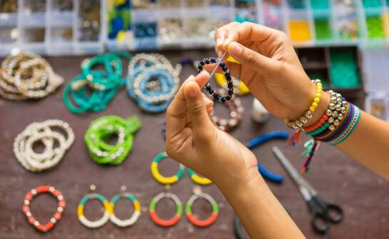 Jakie są zalety korzystania z breloków z logo firmy w kampaniach społecznych?