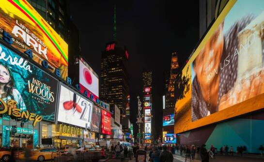 Jak oświetlenie LED wpływa na skuteczność reklamy świetlnej?