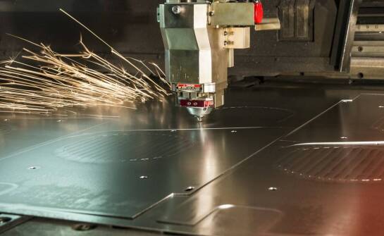 Jakie są kluczowe czynniki wpływające na wybór metody cięcia metali?