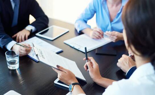 Jakie są prawa pracownika podczas zwolnień grupowych i jak adwokat może pomóc?