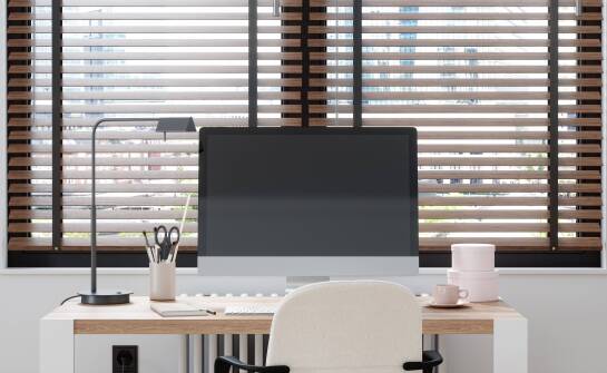 Żaluzje okienne jako element dekoracyjny w biurach