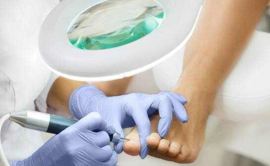 Estetyczne rekonstrukcje paznokci - co oferuje gabinet podologiczny?