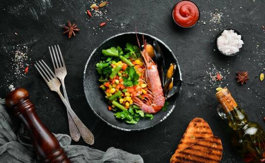 Krewetki i małże - jakie dania z owoców morza oferujemy?