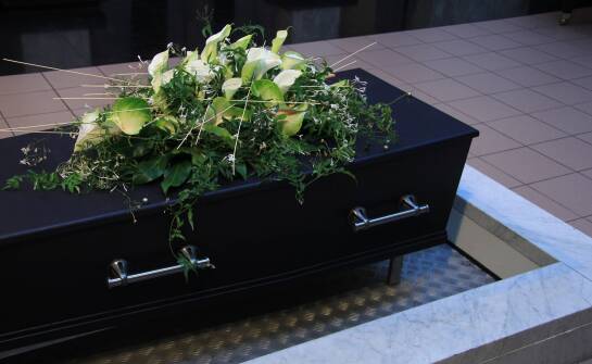 Jakie są kluczowe aspekty organizacji świeckiej ceremonii pogrzebowej?