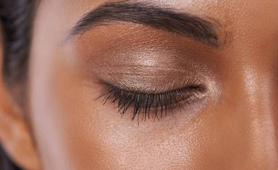 Różnice między liftingiem a tradycyjnym podkręcaniem rzęs – co wybrać?