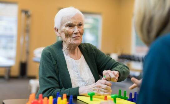 Jak dom opieki zapewnia dostęp do rehabilitacji dla swoich mieszkańców?