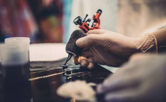 Tatuaż abstrakcyjny na różnych częściach ciała – jak dobrać miejsce?