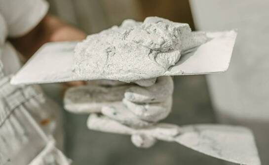 Jak wybrać odpowiednie zaprawy specjalne do ochrony konstrukcji przed szkodliwymi związkami chemicznymi?