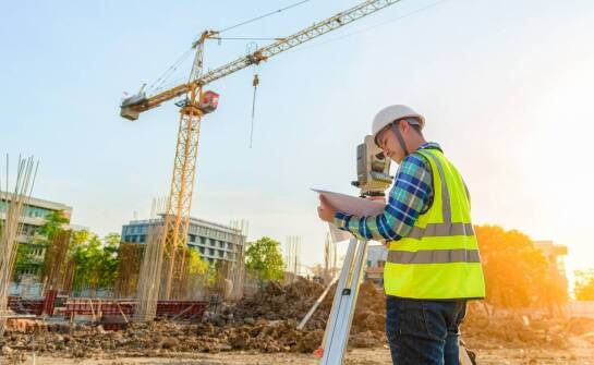 Jakie są kluczowe aspekty wytyczania granic działki przed budową?
