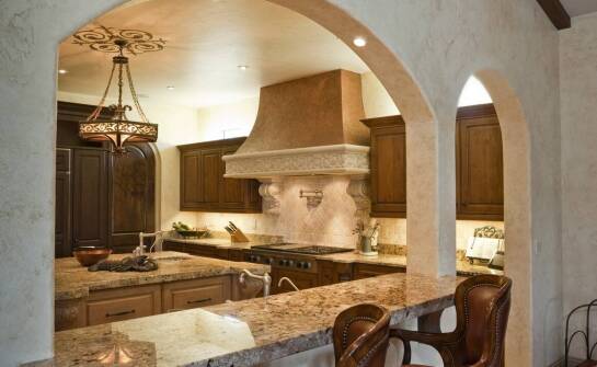 Rzeźbione detale w regałach kolonialnych – sztuka i funkcjonalność w jednym