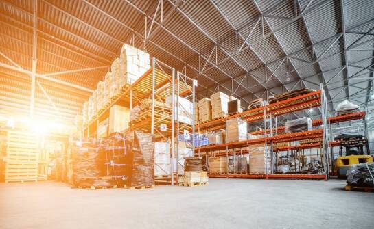 Jak przeładunek towarów wpływa na czas realizacji zamówień?