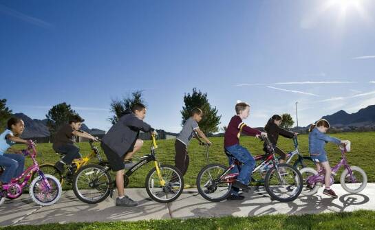 Jak przedszkole wspiera rozwój fizyczny dzieci poprzez aktywności na świeżym powietrzu?
