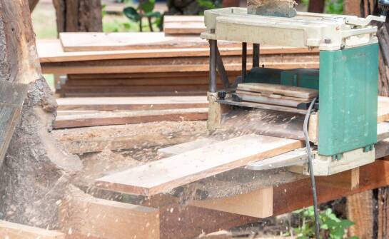 Korzyści z użycia maszyn do szlifowania drewna w produkcji mebli
