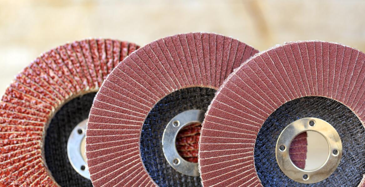Poradnik: Dobór ściernic listkowych do szlifowania surowego drewna