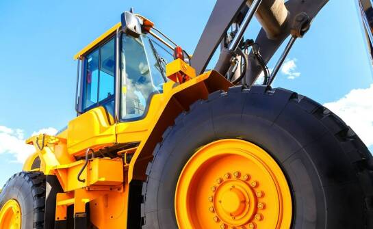 Zastosowanie wywrotek przy transporcie materiałów budowlanych