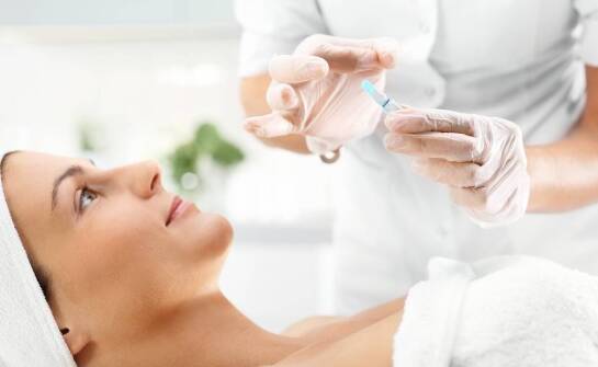 Jakie zmiany w wyglądzie można osiągnąć dzięki mezoterapii dekoltu?