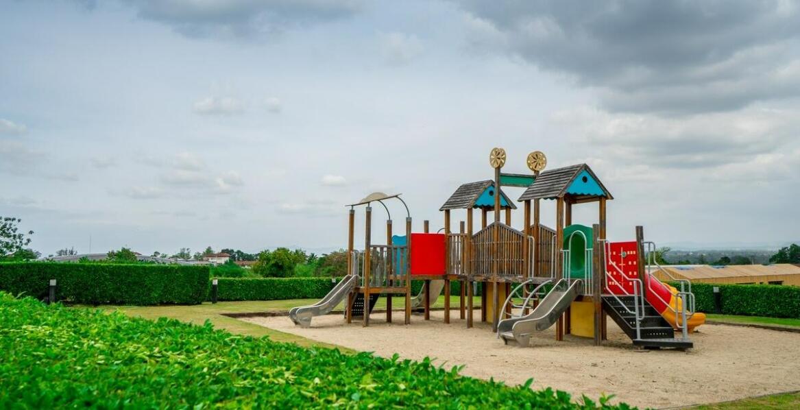 Jakie są kluczowe elementy utrzymania profesjonalnych placów zabaw w dobrym stanie?