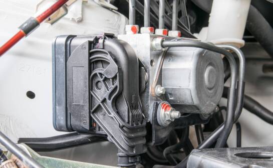 Jaki jest pierwszy objaw uszkodzonej pompy ABS?