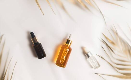Jaki naturalny olejek eteryczny sprawdza się w pielęgnacji skóry?