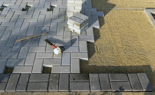 Jakie znaczenie ma wybór materiałów dla ostatecznego kosztu układania kostki?