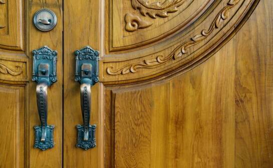 Jak odpowiednio dobrać klamkę z szyldem do stylu domu?