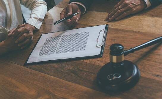 Jakie są wyzwania związane z obsługą prawną w branży dystrybucji?