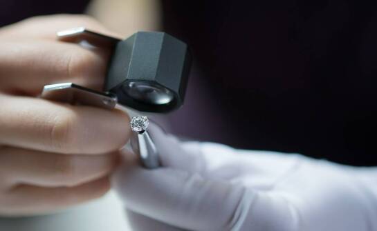 Jakie czynniki uwzględnia komis jubilerski przy wycenie kolczyków?