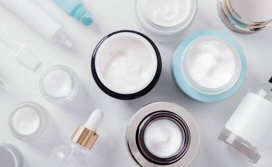 Jakie trendy związane z metalizacją próżniową można zaobserwować w branży kosmetycznej?