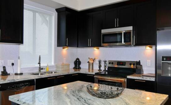 Blaty granitowe w kuchniach otwartych na salon - styl i funkcjonalność